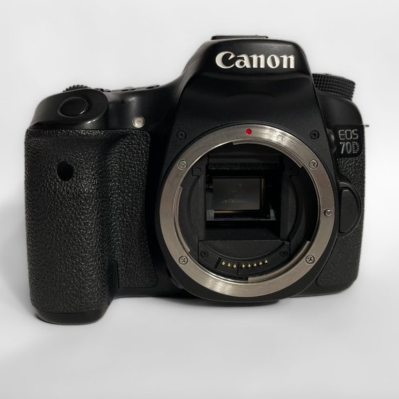 Canon EOS 70D DSLR Camera Body + Accessories - Picture 4 of 17